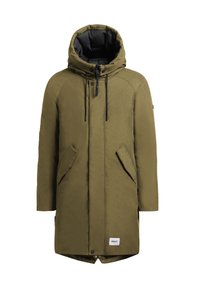 Olivza zaļa parka ar augstu apkakli un lielu kapuci, ar rāvējslēdzēju priekšpusē, divām sānu kabatām un melnu oderi.