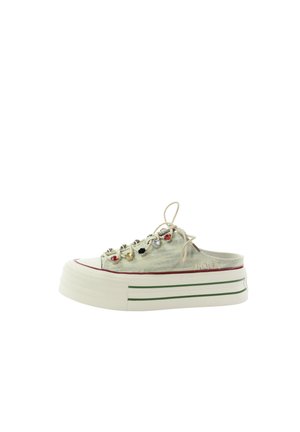 Niskie płócienne klapki sportowe z grubą białą podeszwą, zielonymi paskami, sznurowaniem z przodu oraz kolorowymi ozdobami w kształcie klejnotów na przelotkach.