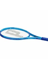 Blå tennisracket med ett svart rutmönster på vita strängar och ett grepp med textur på en vit bakgrund.
