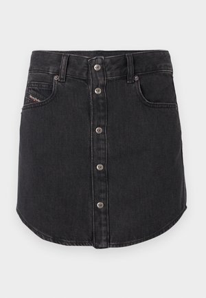 Svart denim mini-kjole med metallknapper foran, to frontlommer, beltesløyfer og buet kant.