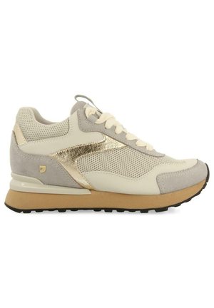 Zapatillas blancas y grises con un acento metálico dorado, que cuentan con materiales de malla y ante, una suela texturizada y cordones color crema.