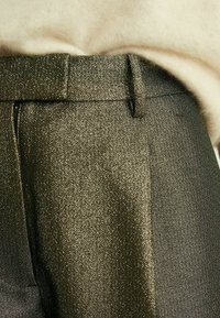 Reiss REGULAR FIT-SIENNA SPARKLE TAPERED - Chinot - dark gold