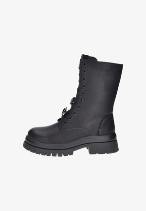 Stivale da combattimento nero alla caviglia con suola spessa a tasselli, lacci frontali e materiale in pelle testurizzata.