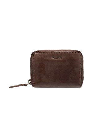 Portafoglio in pelle marrone con una texture liscia, chiusura con zip e un anello per tirare. Presenta un logo in rilievo sul davanti. Forma rettangolare.
