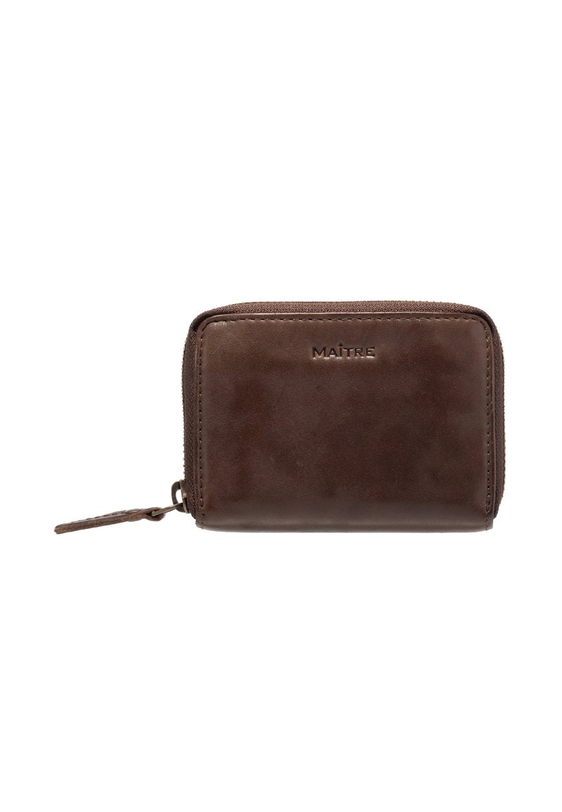 Portafoglio in pelle marrone con una texture liscia, chiusura con zip e un anello per tirare. Presenta un logo in rilievo sul davanti. Forma rettangolare.
