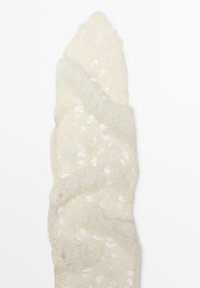 Châle en dentelle blanche avec un design en tricot ouvert texturé et une apparence douce et duveteuse. Mesure environ 120 cm de longueur.