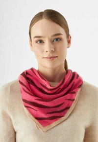 Driekhoekige sjaal in levendig roze met donkerbruine tijgerstrepen, gemaakt van zachte stof, die om de nek valt met een beige rand.