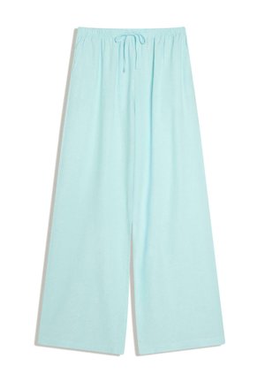 Hellblaue weite Hose mit elastischem Bund und Kordelzug, flach auf weißem Hintergrund liegend dargestellt.