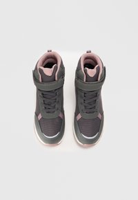 Közép magas sneakers, sötétszürke textil felsőrésszel, rózsaszín kiegészítőkkel, kerek orral, fűzős elöl, és állítható pánttal a zárás érdekében.