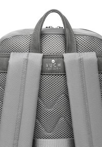 Grau rucksack aus Netzstoff, gepolsterte Schulterriemen, markenlabel "VUCH EST. 2015" und strukturierte Details.
