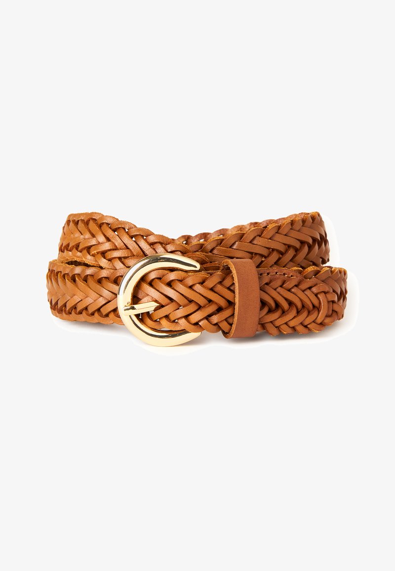 Ceinture en cuir tressé beige avec une boucle ronde dorée, enroulée sur un fond blanc.