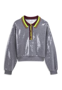 Grijze paillettentrui met een cropped ontwerp, voorzien van een meerkleurige kraag in bordeauxrood, groen en bruin, en een knoopsluiting bij de hals.