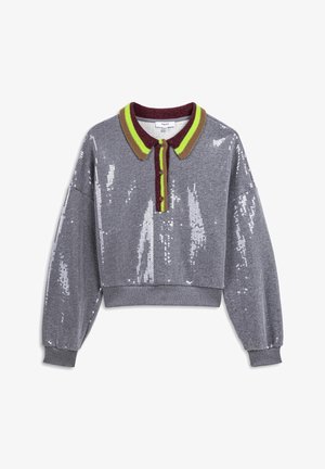 Pull en sequins gris avec un design court, présentant un col multicolore en bordeaux, vert et marron, et une fermeture à boutons au cou.