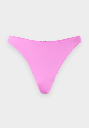 Helles pinkes Damen-Bikini-Höschen mit hohem Beinausschnitt und klassischem Slip-Design auf einfachem hellgrauem Hintergrund dargestellt.