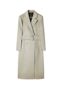 Trench coat beige chiaro con design doppiopetto, ampie rever, vita cincturata e texture liscia. Presenta due bottoni e una vestibilità sartoriale.