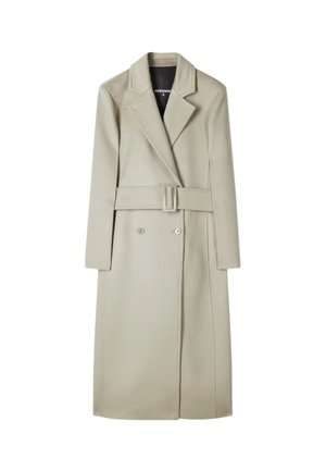 Trench coat beige chiaro con design doppiopetto, ampie rever, vita cincturata e texture liscia. Presenta due bottoni e una vestibilità sartoriale.