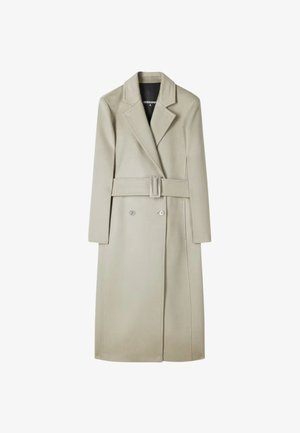 Trench coat beige chiaro con design doppiopetto, ampie rever, vita cincturata e texture liscia. Presenta due bottoni e una vestibilità sartoriale.
