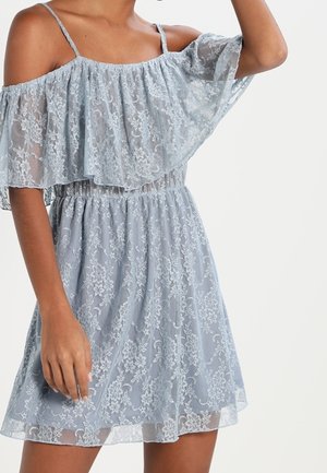 Hellblaues Spitzenkleid mit schulterfreiem Design, Blumenmuster, geraffter Taille und fließendem Stoff, der über dem Knie endet.