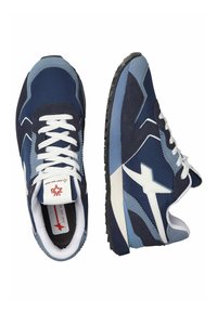 Scarpe sportive blù marina con accenti grigi, materiali in camoscio e rete, lacci bianchi e una suola in gomma. Presentano un distintivo logo a stella.