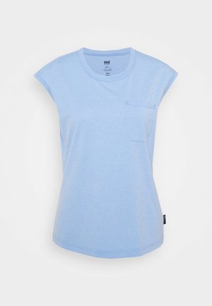 Jasnoniebieski t-shirt z krótkim rękawem, okrągłym dekoltem, małą kieszonką na piersi i luźnym krojem.