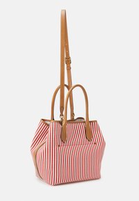 Pruhovaná taška přes rameno s červenobílou látkou, hnědými koženými doplňky, dvojitými uchy a odnímatelným ramenním popruhem.