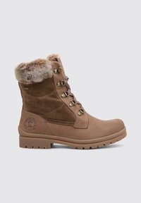 Botas de tobillo de ante marrón con ribete de piel sintética, ojales de metal y suela de goma texturizada. Presentan una puntera redonda y un collar acolchado.