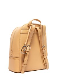 Sac à dos en cuir tan au design structuré, avec une poche zippée, des bretelles réglables et un accent en métal doré.