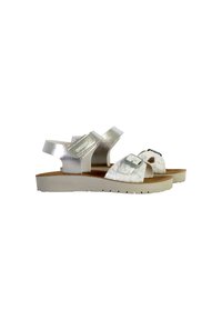 Sandali metallici argento con cinturino regolabile e fibbia, tomaia con texture, soletta beige e suola bianca con battistrada per aderenza.