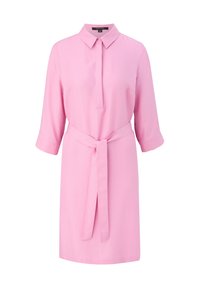 Abito rosa con scollatura a colletto, maniche a tre quarti, vita con cintura e texture liscia. Presenta tasche laterali e un taglio dritto.