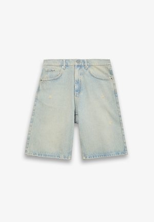 Lichtblauwe denim shorts met een losse pasvorm, vijf zakken, lichte beschadigingen en zichtbare stiksels. Voorzien van een knoop- en ritssluiting.