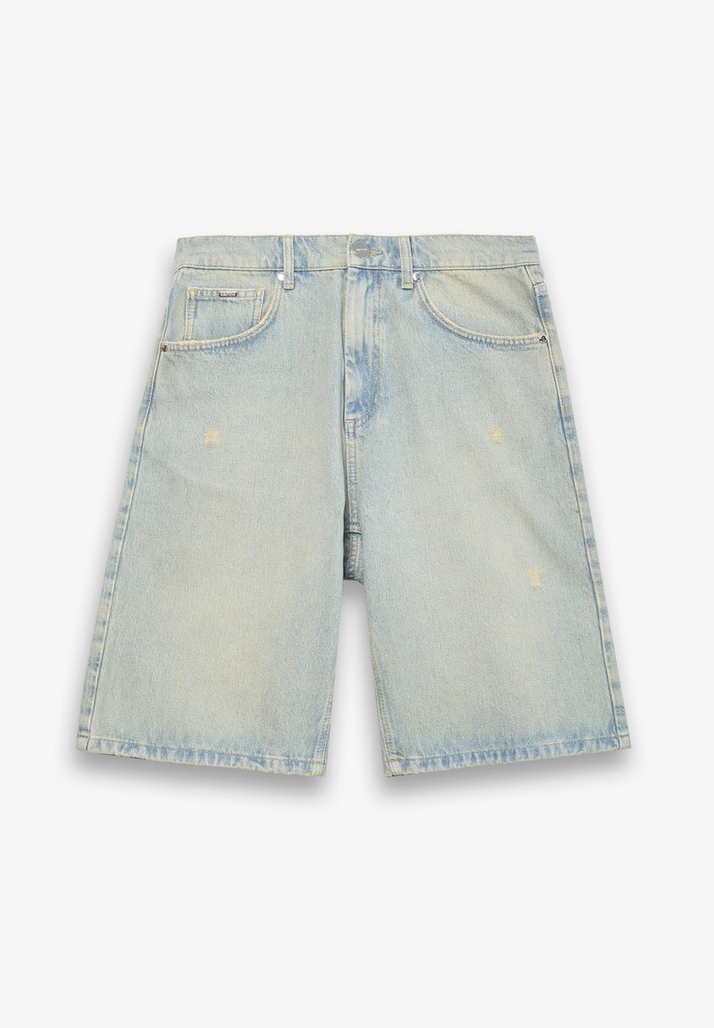 Shorts en denim bleu clair avec une coupe ample, cinq poches, léger effet usé et coutures apparentes. Dotés d'une fermeture à bouton et à glissière.