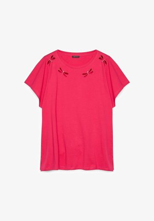 Tricou roz din bumbac cu mâneci scurte, având desene cu libelule decupate în apropierea gâtului și o croială lejeră.
