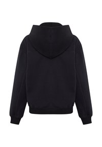 Sudadera negra con capucha y corte relajado, que presenta puños y dobladillo acanalados, textura suave y detalles mínimos de costura en la parte posterior.