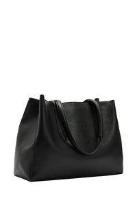 Czarna skórzana torba typu tote o gładkiej fakturze, dużym rozmiarze i podwójnych uchwytach. Minimalistyczny design bez widocznych elementów metalowych ani wzorów.
