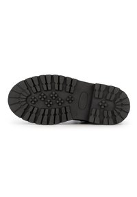 Semelle de chaussure en caoutchouc noir avec des crampons profonds, présentant des motifs texturés et des lignes angulaires pour une meilleure adhérence. Design plat avec une apparence robuste.