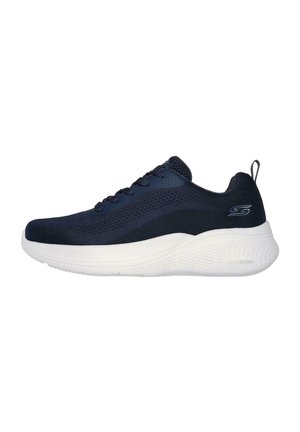 Scarpa sportiva in rete blu navy con suola bianca, caratterizzata da un design arrotondato, pannelli testurizzati e sistema di allacciatura. Accentuata da dettagli con logo.