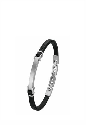 Zwarte leren en roestvrijstalen armband met een rechthoekige metalen plaat en een gegraveerd "Joop!"-logo op het bandje.