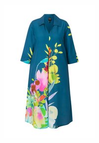 Vestido color turquesa con estampado floral que presenta acentos en rosa, amarillo y verde; cuello y mangas tres cuartos; silueta fluida y tejido liviano.