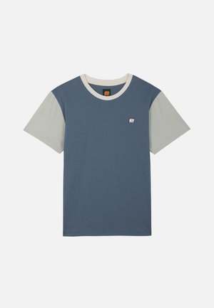 Tričko s krátkým rukávem a kulatým výstřihem s modrým tělem, světle šedými rukávy, krémovým lemováním límce a malým bílým logem slona na levé části hrudi.