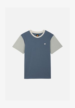 Tričko s krátkým rukávem a kulatým výstřihem s modrým tělem, světle šedými rukávy, krémovým lemováním límce a malým bílým logem slona na levé části hrudi.