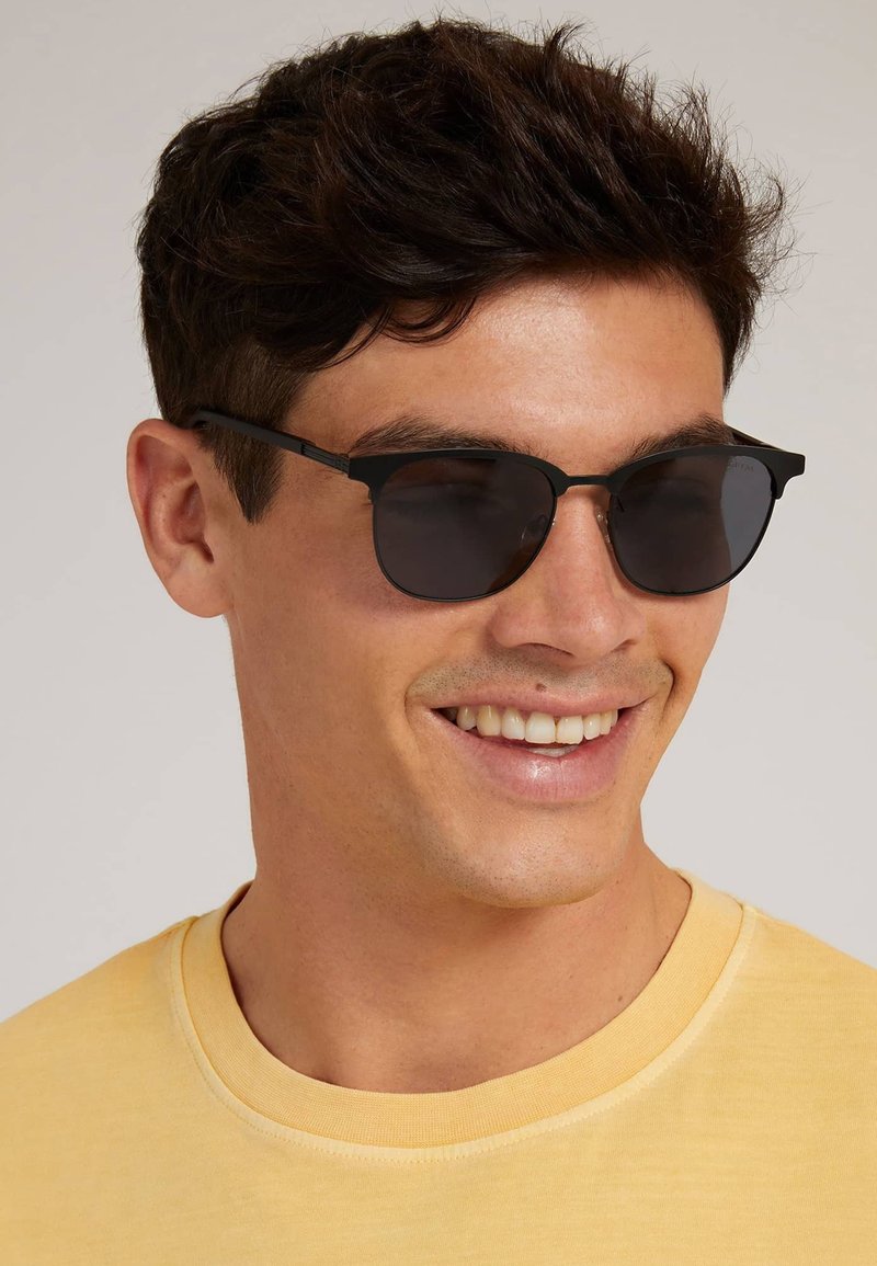 Guess UNISEX Sunglasses schwarz/black Zalando.ie