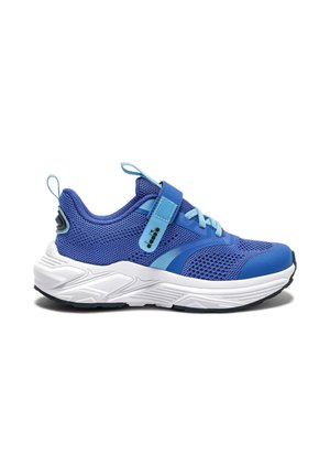 Scarpa da ginnastica blu con tomaia in mesh, lacci azzurri, cinturino in velcro, suola bianca ammortizzata e suola nera, vista dal lato sinistro.