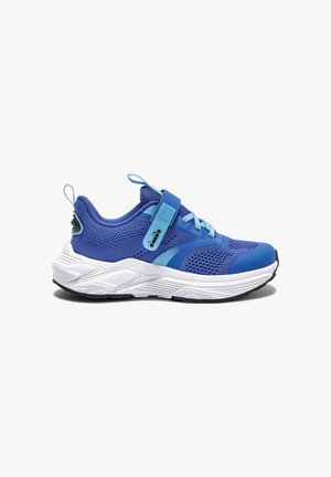 Scarpa da ginnastica blu con tomaia in mesh, lacci azzurri, cinturino in velcro, suola bianca ammortizzata e suola nera, vista dal lato sinistro.