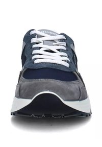 Scarpe da ginnastica blu navy con dettagli in suede grigio, lacci bianchi e suola in gomma testurizzata. Progettate con una punta arrotondata e materiali stratificati.