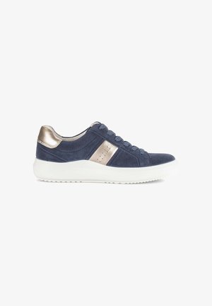 Donkerblauwe suède sneaker met witte zool, metallic gouden hiel- en zijaccenten, en donkerblauwe veters, gezien van de binnenzijde.