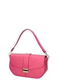 Sac à main en cuir rose avec une texture lisse, de forme rectangulaire, fermeture à rabat et quincaillerie dorée. Comprend une seule bandoulière réglable.