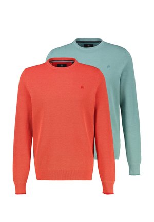 Dwa swetry z długim rękawem i okrągłym dekoltem, jeden w kolorze koralowej czerwieni na pierwszym planie, a drugi jasnoturkusowy z tyłu, oba z delikatnym, teksturowanym splotem i małymi logo na piersi.