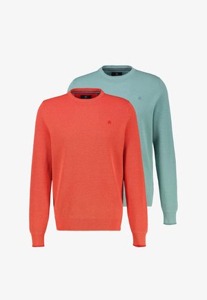 Zwei Pullover mit Rundhalsausschnitt und langen Ärmeln, einer vorne in Korallenrot, der andere hinten in hellem Türkis, beide mit dezent strukturierter Strickoptik und kleinen Logos auf der Brust.