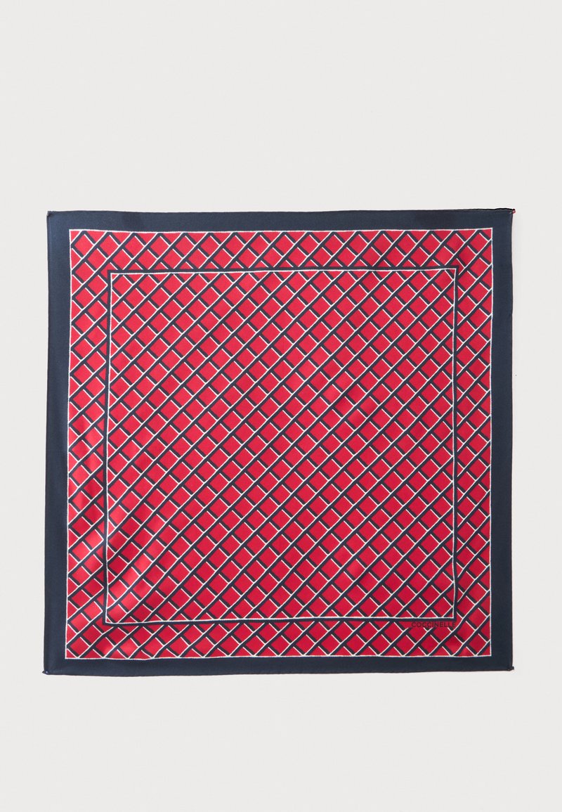 Foulard carré rouge avec bordure bleu marine et lignes blanches diagonales se chevauchant formant un motif en treillis.