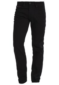 Pantalones de mezclilla negros con un diseño de pierna recta, que cuentan con cinco bolsillos, un cierre frontal con botón y una sutil marca en la cinturilla.